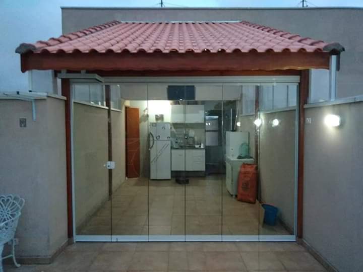 Cortina de vidro aberta com vista bonita